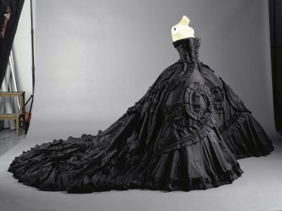 Here are some other black wedding dresses that I simply LOVE
